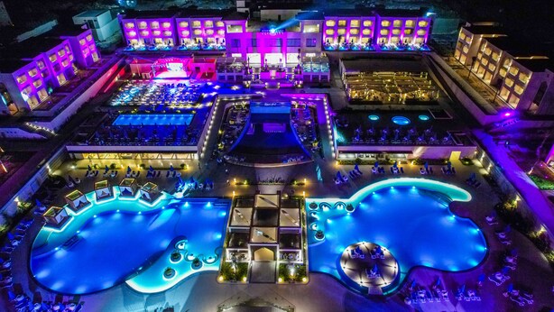 Un grand hôtel doté de plusieurs piscines, d’une cour intérieure et de divers espaces de détente en plein air.