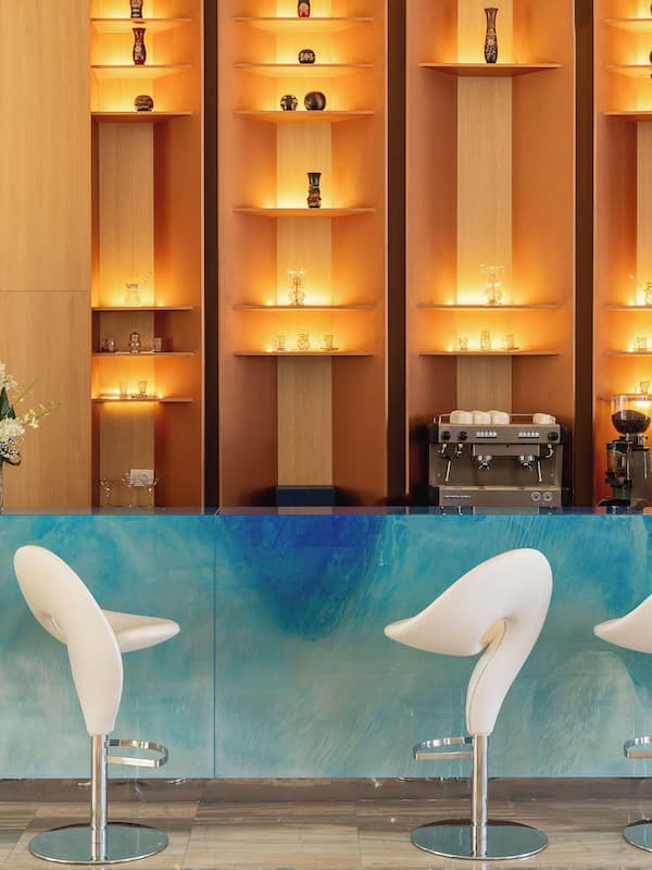 4 bares o lounges