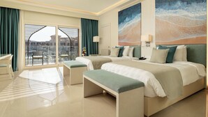 Une chambre d’hôtel avec deux lits, un balcon et une grande fresque murale sur le thème de la plage.