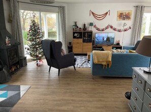 Téléviseur, foyer, livres, chaîne audio