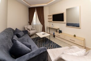 Suite, 2 chambres, au bord de la piscine | Aire de séjour | Téléviseur à DEL de 42 po avec télévision par satellite, téléviseur