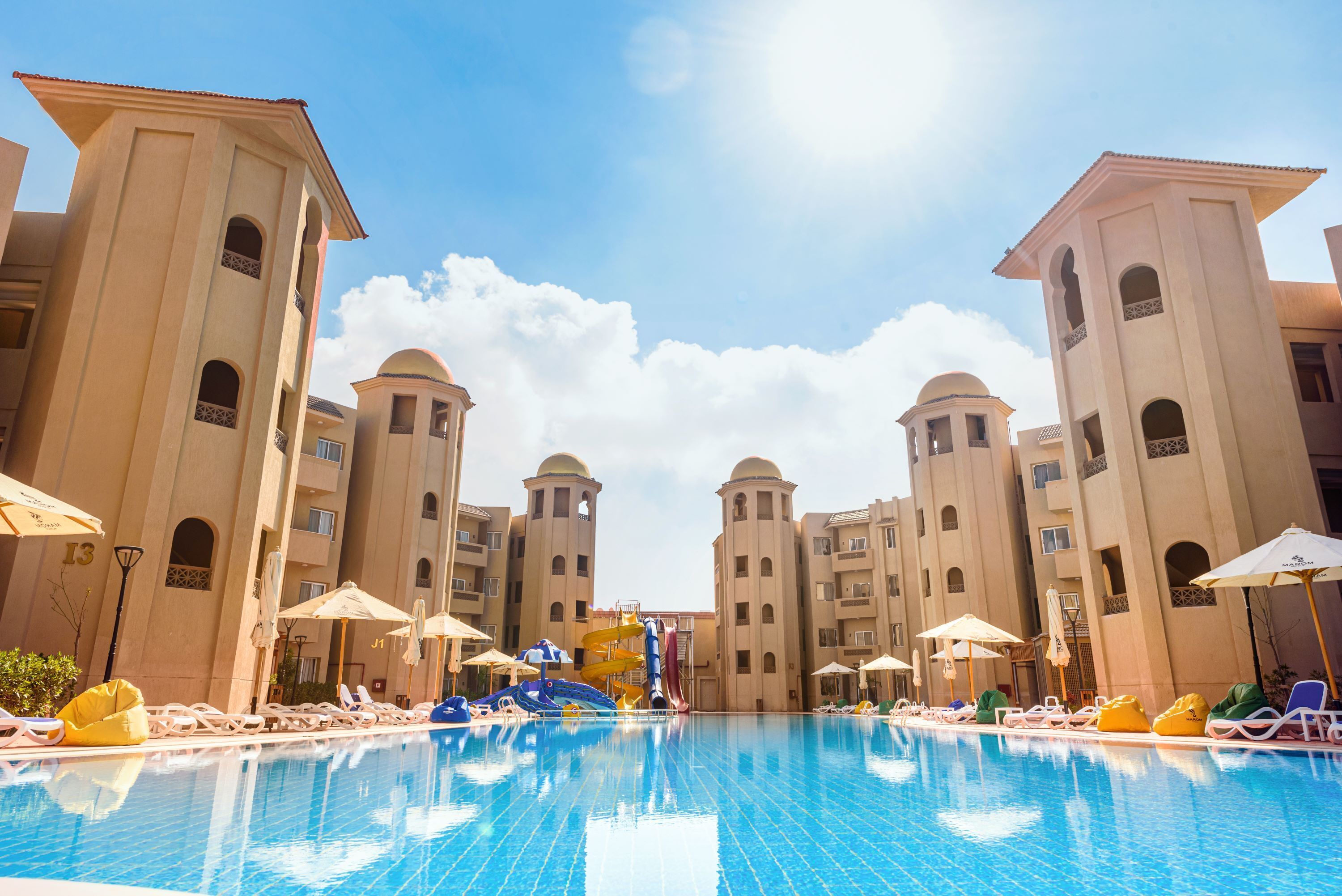 2 udendørs pools, åben fra kl. 09.00 til kl. 17.00, parasoller