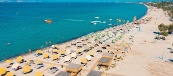 XENOS VILLA 1 WITH PRIVATE SWIMMING POOL, NEAR THE SEA