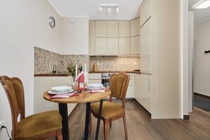 Réfrigérateur, un four, surface de cuisson, lave-vaisselle