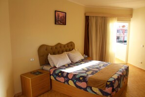 Frigobar, cortinas blackout, ferros/tábuas de passar roupa