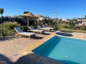Una piscina al aire libre, una piscina climatizada