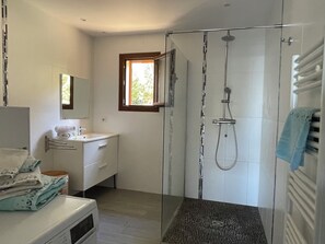 Secador de cabelo, toalhas de banho, sabonete 
