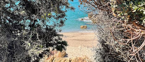 Sulla spiaggia, lettini da mare