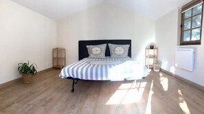 8 bedrooms, iron/ironing board, free WiFi