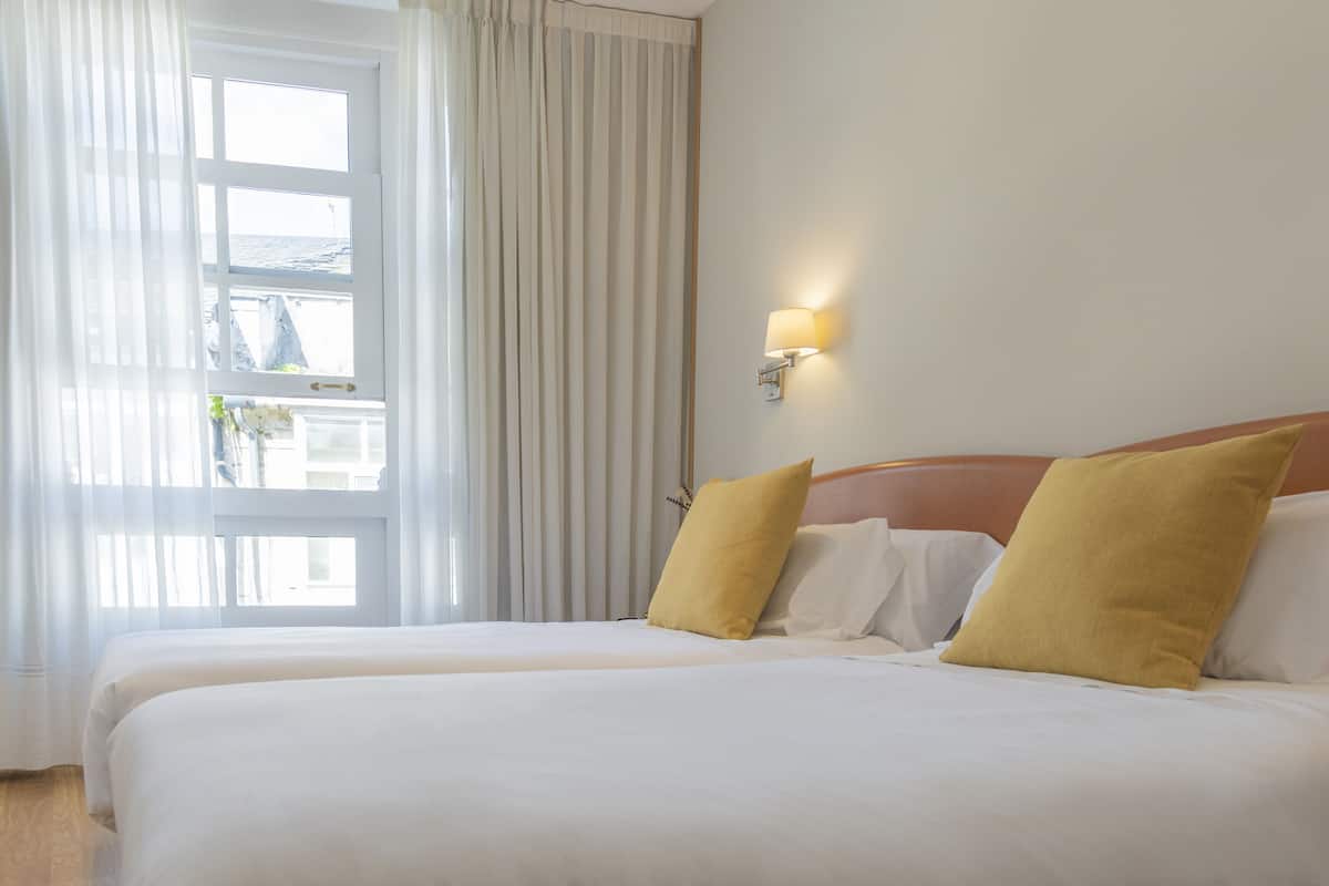 Gallery-Zweibettzimmer, 1 Schlafzimmer, Stadtblick | Hochwertige Bettwaren, Select-Comfort-Betten, Schreibtisch
