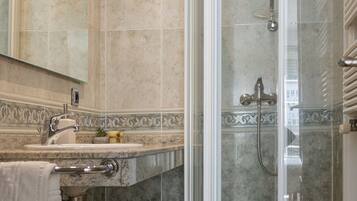 Panoramic Double Room | Bathroom | Shower, rainfall showerhead, hair dryer, towels