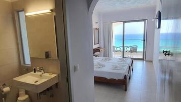 Standard Room with Sea View | Bathroom | Shower, towels