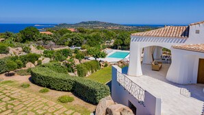 A villa with a swimming pool, garden, and ocean view. - Villa Adele, sea view, pool, 700 meters from the beach (MONTE PETROSU)
