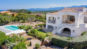 A white villa with a swimming pool, a covered patio, and a view of mountains. - Villa Adele, sea view, pool, 700 meters from the beach (MONTE PETROSU)