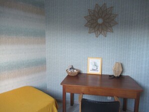 2 Schlafzimmer, Schreibtisch, Bügeleisen/Bügelbrett, Reisekinderbett