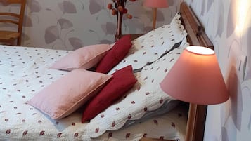 2 camere, una scrivania, ferro/asse da stiro, culla da viaggio
