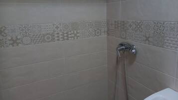 Douche, serviettes fournies, savon, shampoing