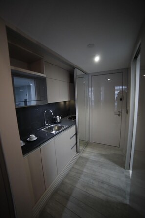 Executive Studio | Private kitchenette | Microwave, oven, stovetop, electric kettle - Rawsheh 51 (Beirut)