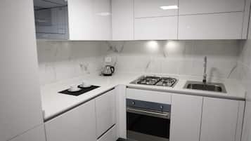 Executive Suite | Private kitchen | Microwave, oven, stovetop, electric kettle