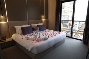Egyptian cotton sheets, premium bedding, down comforters - Rawsheh 51 (Beirut)