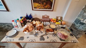 A breakfast table with pastries, dairy products, and condiments. - Casa Margherita (Challand-Saint-Anselme)