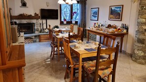 Full-sized fridge, microwave, oven, stovetop