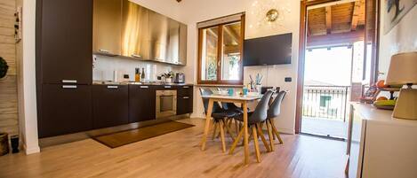 Apartamento básico | Cozinha privada | Geladeira grande, micro-ondas, fogão, cooktop