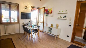Appartement de base | Cuisine privée | Réfrigérateur grande capacité avec congélateur, four à micro-ondes