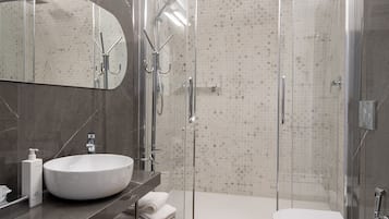 Room | Bathroom | Shower, rainfall showerhead, free toiletries, hair dryer
