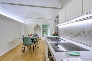 小冰箱、微波爐、烤箱、爐台