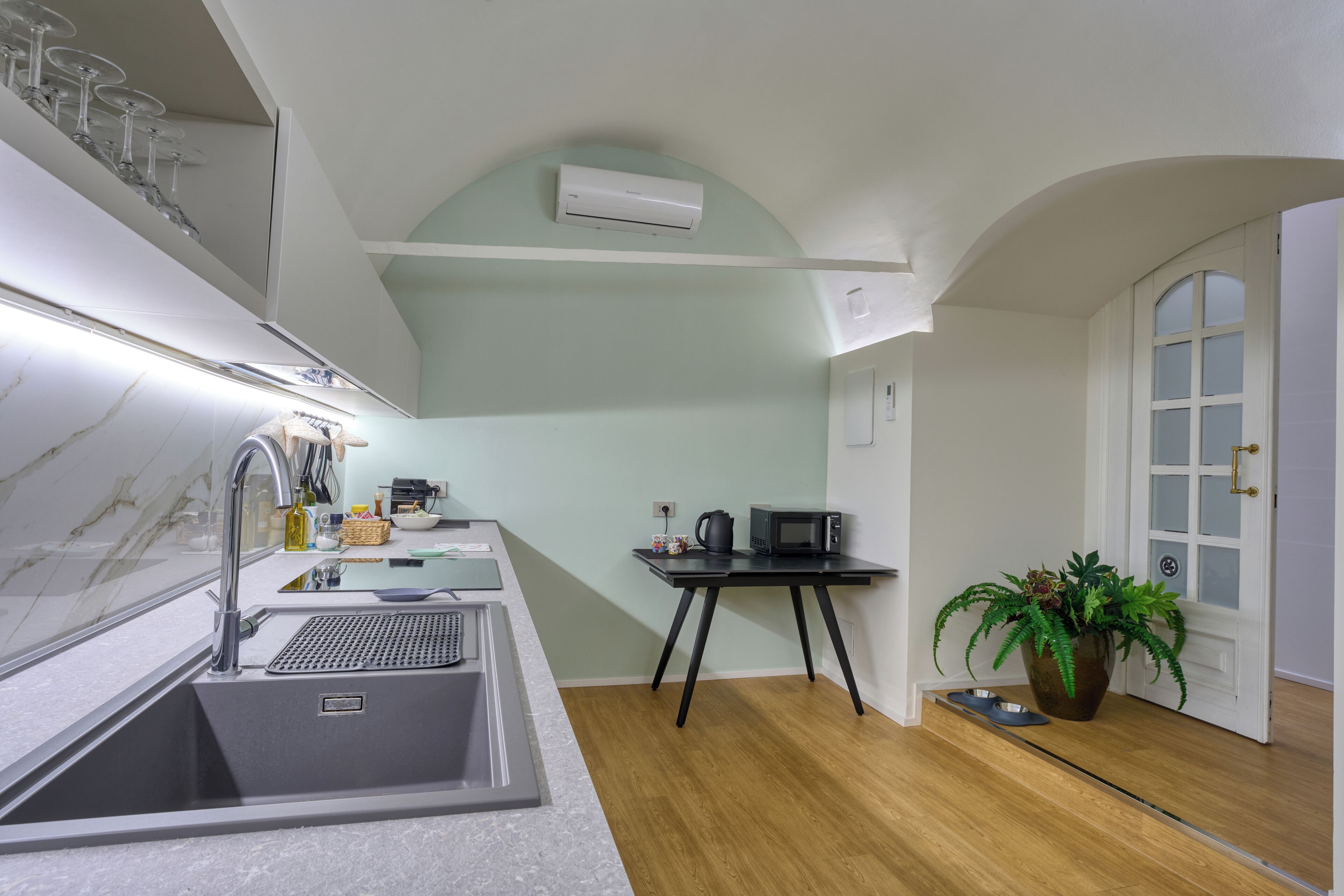 Mini-Kühlschrank, Mikrowelle, Ofen, Herdplatte