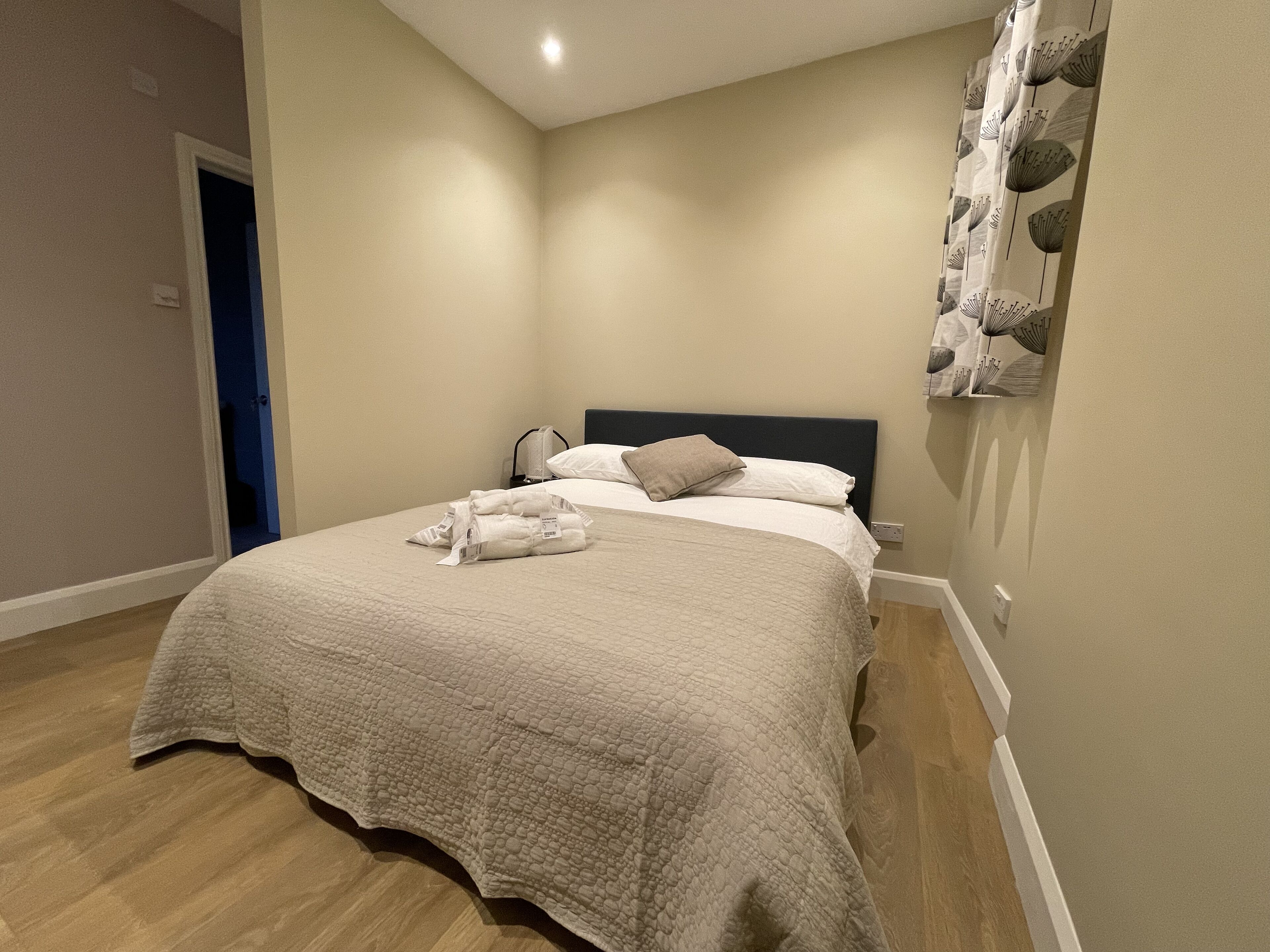 2 bedrooms, desk, iron/ironing board, WiFi