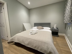 2 habitaciones, escritorio, tabla de planchar con plancha y wifi
