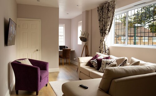 35 min from London Victoria / 2-Bedrooms Flat in the Heart of Cheam Village