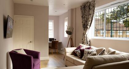 35 min from London Victoria / 2-Bedrooms Flat in the Heart of Cheam Village