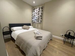 2 Schlafzimmer, Schreibtisch, Bügeleisen/Bügelbrett, WLAN