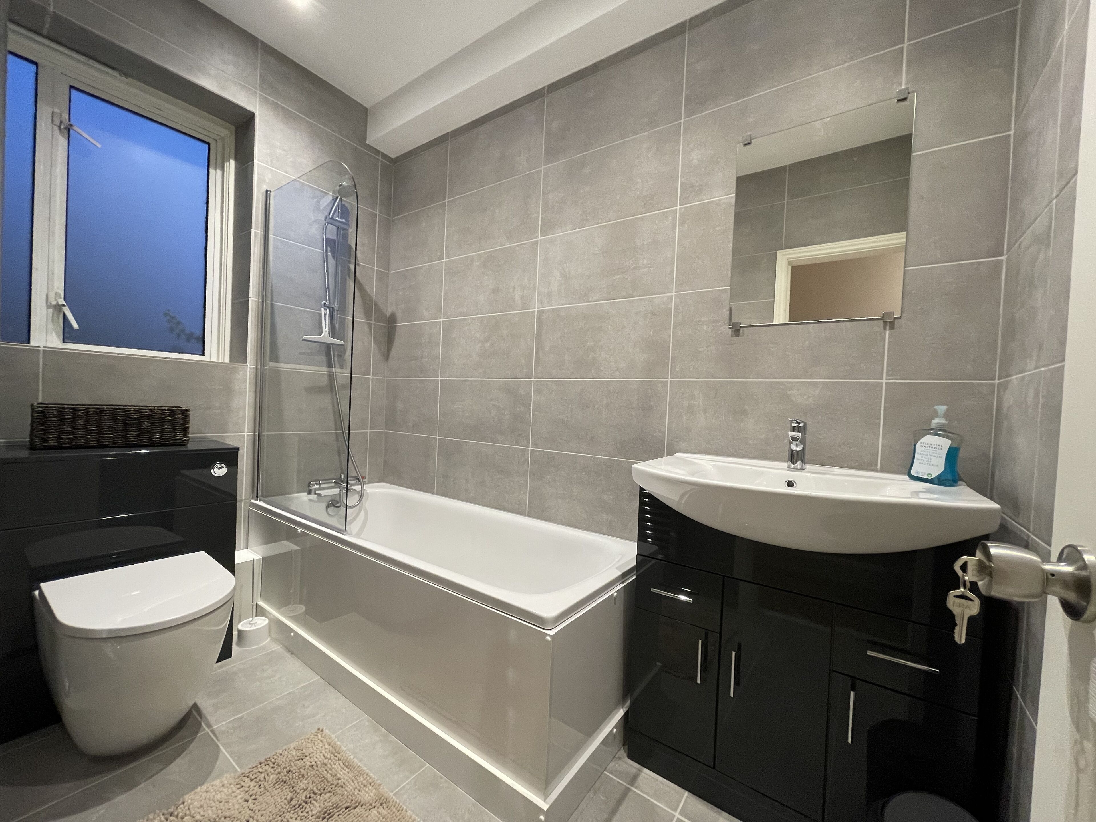 Secador de pelo, toallas, jabón y champú