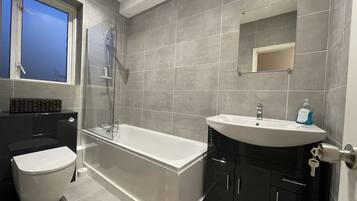 Secador de pelo, toallas, jabón y champú