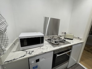 Refrigerador, microondas, horno y parrilla de estufa