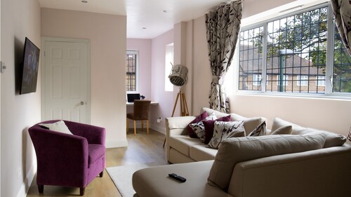 35 min from London Victoria / 2-Bedrooms Flat in the Heart of Cheam Village