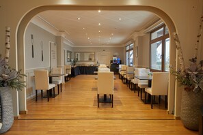 每日供应自助式早餐（每人 EUR 13.50）