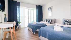 Un dormitorio moderno con dos camas, un escritorio y una silla.