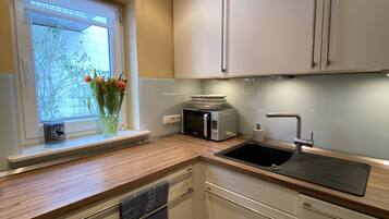 Kühlschrank, Mikrowelle, Ofen, Herdplatte