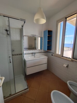 Bruser, hårtørrer, bidet, håndklæder