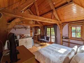 1 bedroom, iron/ironing board, WiFi, bed sheets - Cabin in the Forest. (Brockenhurst)