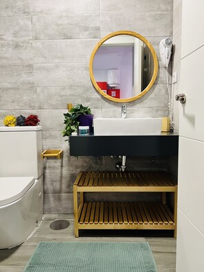 Familienapartment | Badezimmer | Dusche, Regendusche, Haartrockner, Handtücher