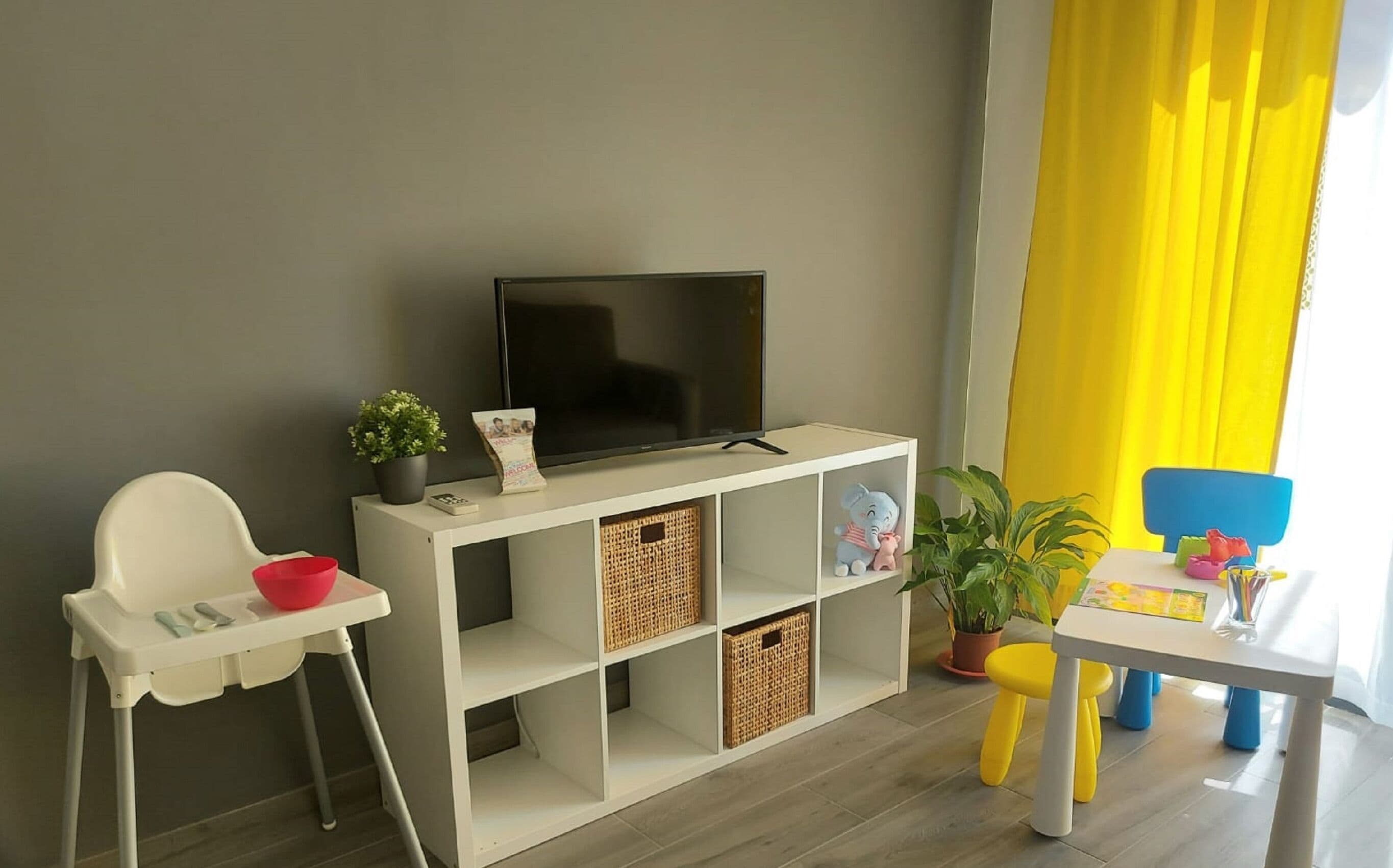 Apartamento clásico | Zona de estar | Smart TV de 32 pulgadas con canales digitales, una televisión