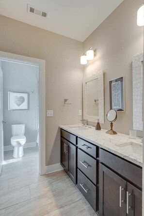 Combined shower/bathtub, hair dryer, towels, shampoo