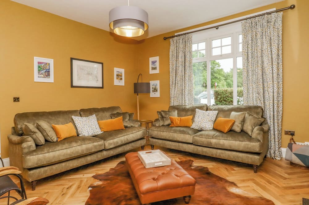 THE WHEATLEY, pet friendly, character holiday cottage in Ilkley