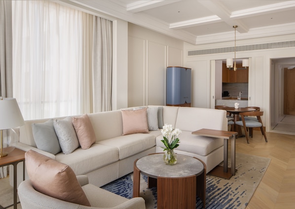 Una sala de estar moderna con un sofá, una mesa de centro y un comedor.